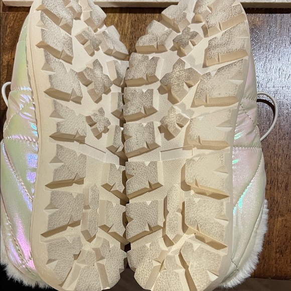 Jambu Iridescent Quilted Slippers with Faux Fur - Picture 2 of 6